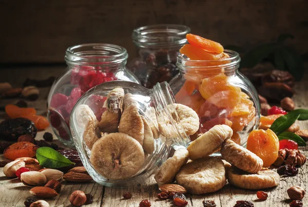 Köstliche getrocknete Feigen im Glas auf altem Holztisch — Stockfoto