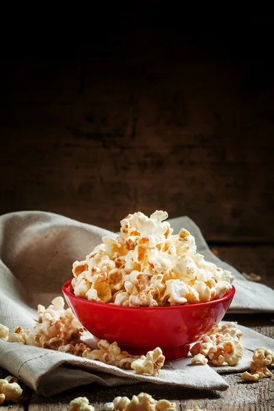 Zelfgemaakte zoete popcorn in een rode kom — Stockfoto