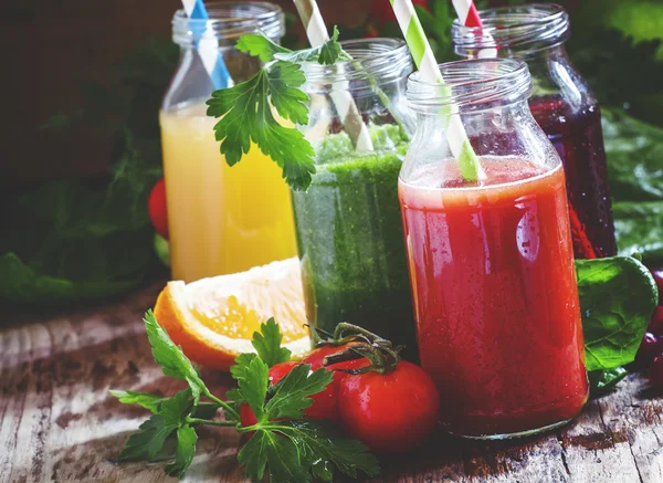 Mistura de sucos saudáveis de frutas e vegetais em pequenas garrafas — Fotografia de Stock