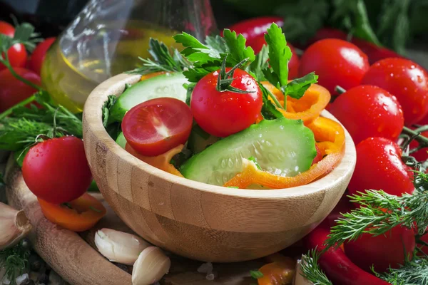 Ensalada con pimiento, tomate, pepino, ajo, hierbas y aceite de oliva en un bol de madera — Foto de Stock