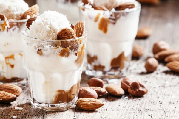 Мороженое с арахисовым соусом, фундуком и миндалем в стаканах — стоковое фото