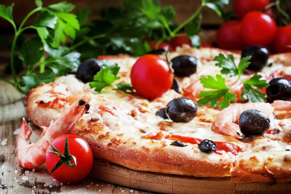 Deniz ürünleri ve Siyah Zeytin pizza