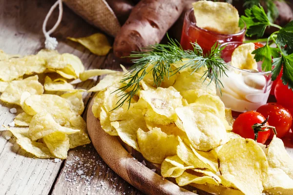 Batatas fritas com molho de tomate e queijo, endro e sal — Fotografia de Stock