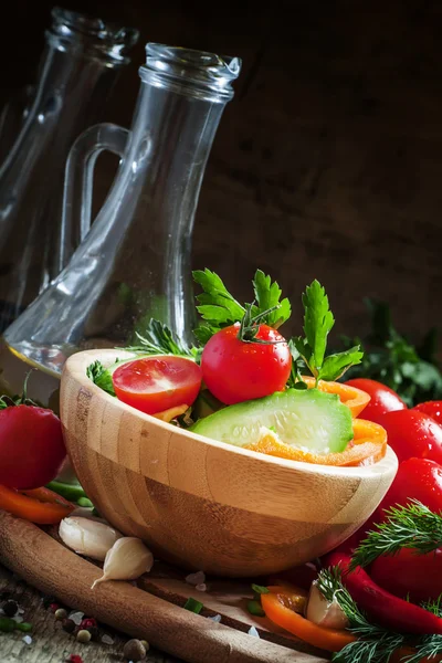 Salát s paprikou, rajčaty, okurkou, česnek, bylinky a olivový olej — Stock fotografie