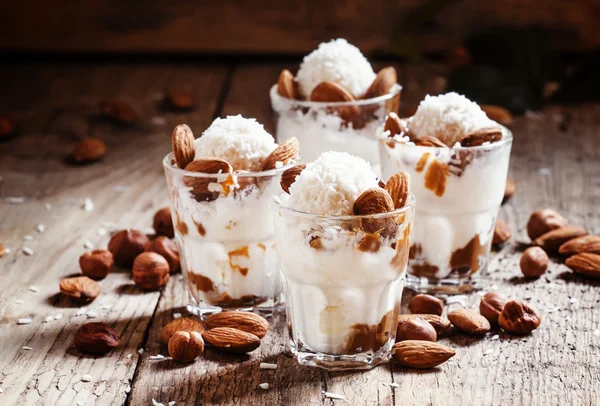 Мороженое с арахисовым соусом, фундуком и миндалем в стаканах — стоковое фото