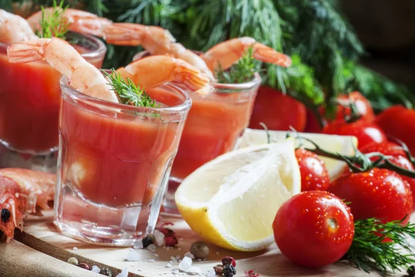 Aperitivo de frutos do mar: camarões com molho de tomate, ervas e especiarias — Fotografia de Stock