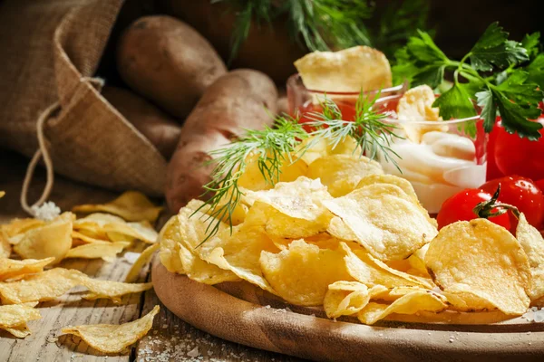 Burgonya chips, paradicsom és sajt mártással — Stock Fotó