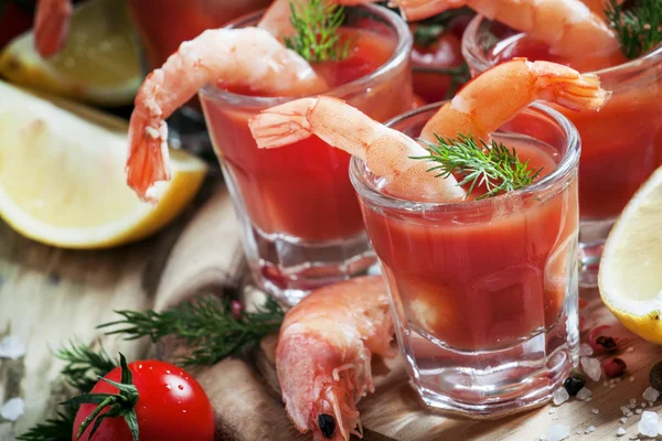 Rybí předkrm: krevety s rajčatovou omáčkou, byliny a koření — Stock fotografie