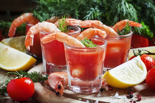 Aperitivo de frutos do mar: camarões com molho de tomate, ervas e especiarias — Fotografia de Stock