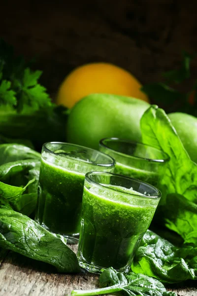 Grønn juice av spinat, epler og sitron – stockfoto