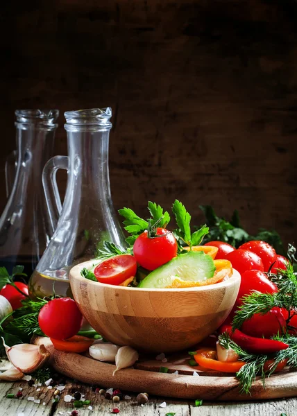 Sallad med paprika, tomat, gurka, vitlök, örter — Stockfoto