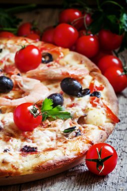 Deniz ürünleri ve Siyah Zeytin pizza