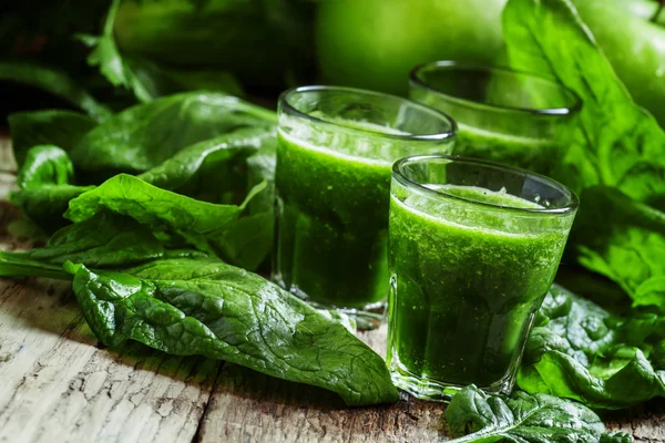 Suco verde de espinafre, maçãs e limão — Fotografia de Stock