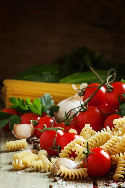 Droge pasta fusilli met tomaten — Stockfoto