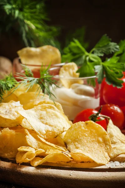 Batatas fritas com molho de tomate e queijo — Fotografia de Stock