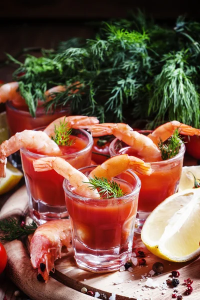Закуска из морепродуктов: креветки с томатным соусом, травы и специи — стоковое фото