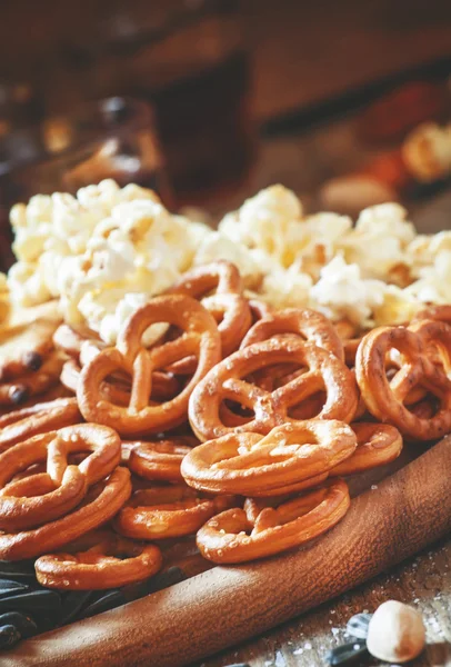 Pajitas saladas en forma de pretzels, palomitas de maíz y otros aperitivos salados —  Fotos de Stock