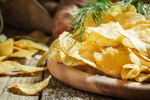 Картофельные чипсы с томатным соусом и сыром
