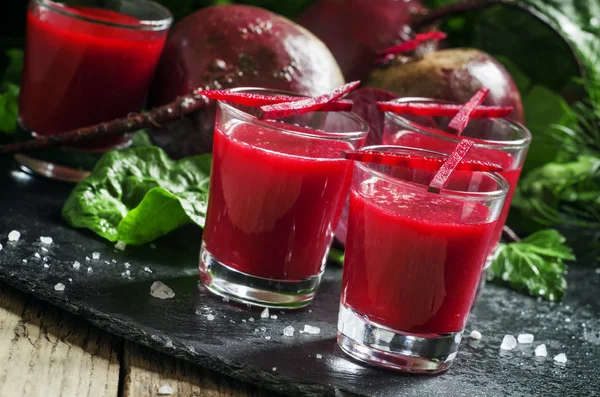 Pancar suyu içinde gözlük