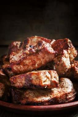 Izgara et, Kil çanak üzerinde sıcak adet