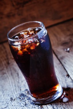 Bir büyük bardak buzlu Cola