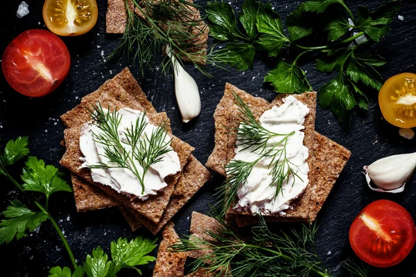 Crisp rye bread with soft curd cheese with herbs and spices — Stock Photo, Image