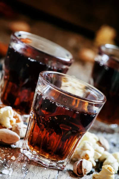 Bicchieri di cola, snack dolci e salati — Foto Stock