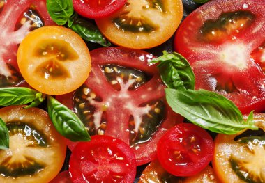 Renkli domates ve fesleğen salata için malzemeler 