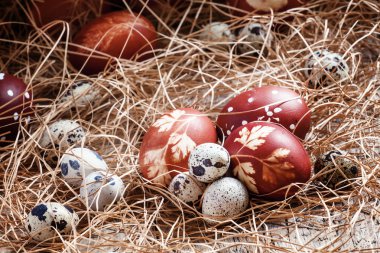 Haşlanmış soğan zarlarını otlar bir deseni ile boyalı Paskalya yumurtaları 