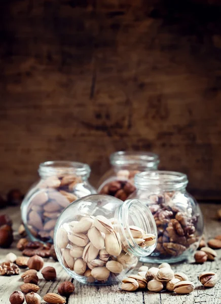 Pistachos salados en un frasco de vidrio —  Fotos de Stock