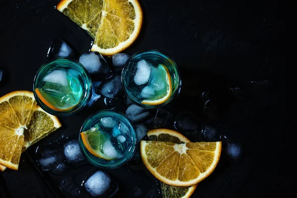 Cocktail bleu avec liqueur de curaçao bleu et orange — Photo