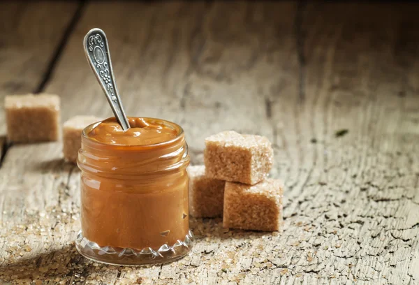 Caramel lichid dulce într-un borcan mic — Fotografie, imagine de stoc
