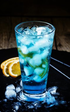 Blue Lagoon portakal ve buz ile kokteyl  