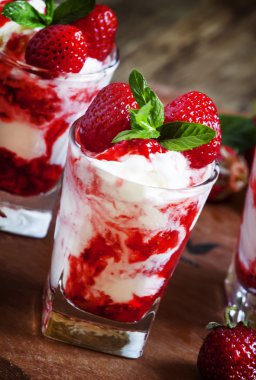 Yabani çilek ve nane ile vanilyalı dondurma