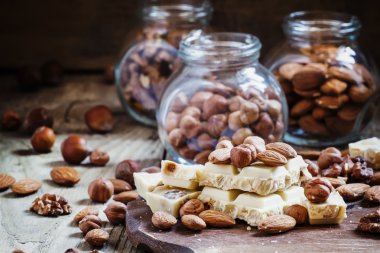 Beyaz çikolata fındık ürün çeşitliliği ile: badem, fındık, ceviz