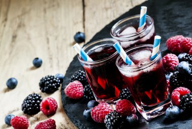 Buzlu Berry Çay Ahududu, böğürtlen ve yaban mersini