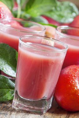 Posa, Erik ve şeftali suyu döktüm kırmızı ve mavi Erik ve şeftali 