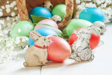Mutlu Paskalyalar! Renkli yumurta ile şenlikli kompozisyon
