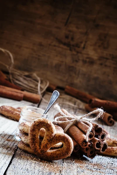 Pretzels őrölt fahéj, fahéj pálca, barna nádcukor — Stock Fotó