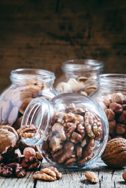 Орехи в стеклянной банке, ореховая смесь — стоковое фото