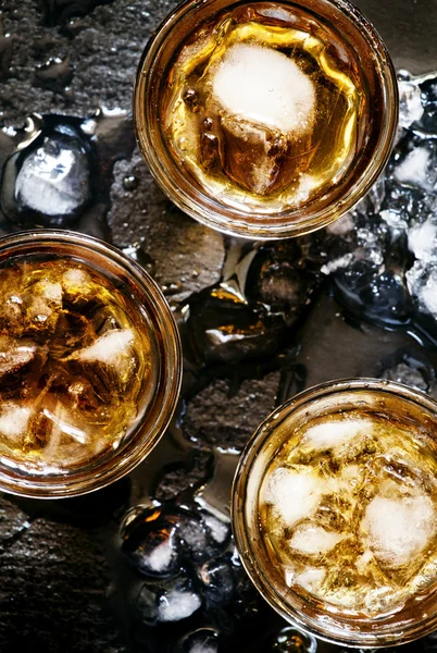 Kall whiskey i ett glas med krossad is — Stockfoto