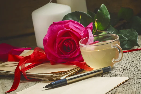 Postal vintage con taza de té verde de hierbas y rosa — Foto de Stock