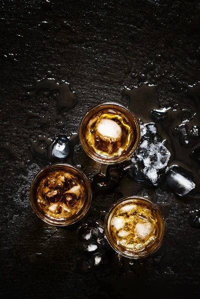 Wiski dingin dalam gelas dengan es hancur — Stok Foto