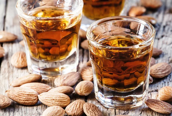 Italiaanse amaretto likeur met droge amandelen — Stockfoto