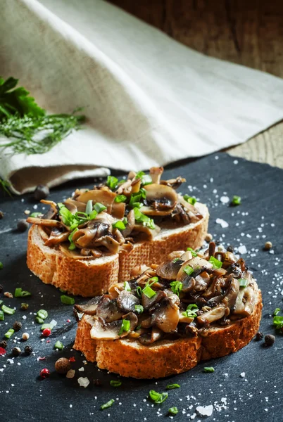 Sandwiches con champiñones y cebolla verde — Foto de Stock