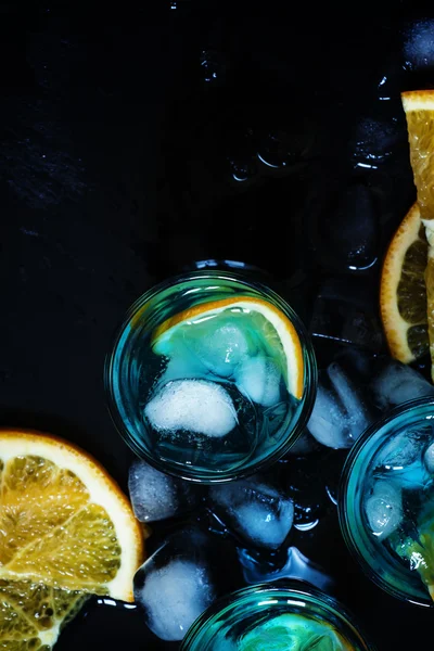 블루 오렌지와 블루 큐 라 소 리큐 어와 칵테일 — 스톡 사진
