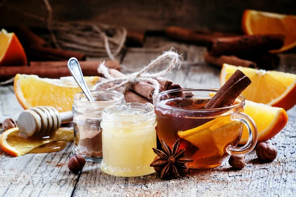 Теплий чорний чай з медом, корицею та апельсином — стокове фото