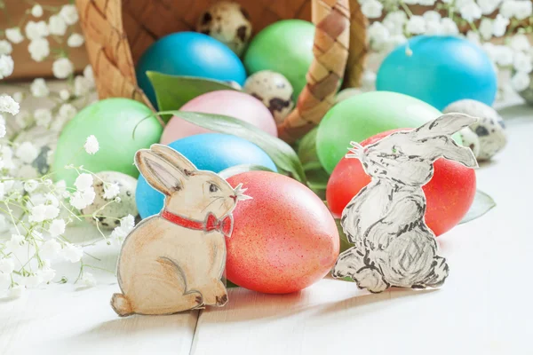 ¡Feliz Pascua! Composición festiva con huevos de colores —  Fotos de Stock