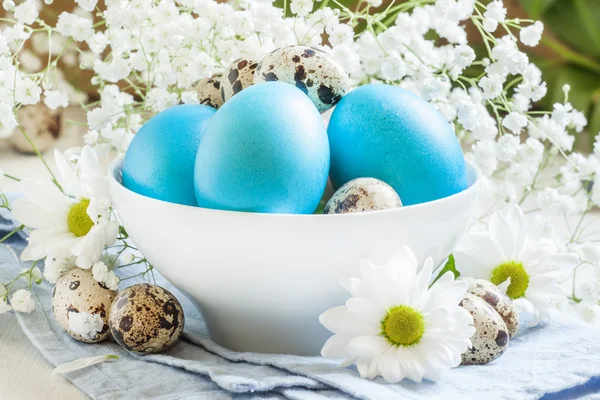 Feliz Páscoa! Composição festiva com ovos de Páscoa azuis — Fotografia de Stock