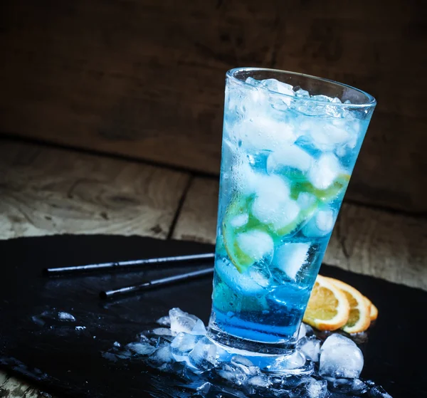 Blue Lagoon cocktail med orange och is — Stockfoto